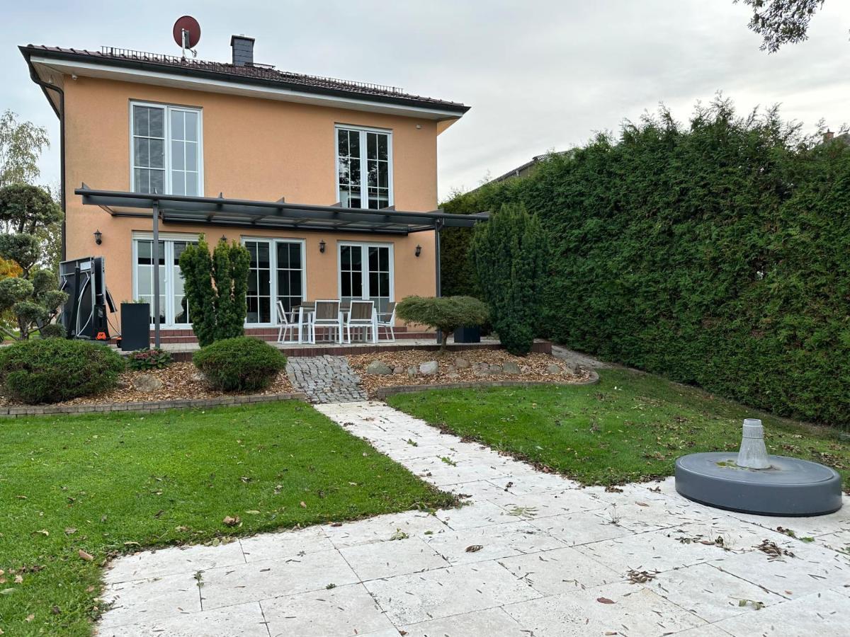 Stadtvilla In Leipzig 7 Personen 3 Schlafzimmer 2 Baeder Garten Und Terrasse Zentral Gelegen Messe Innenstadt Seen ภายนอก รูปภาพ